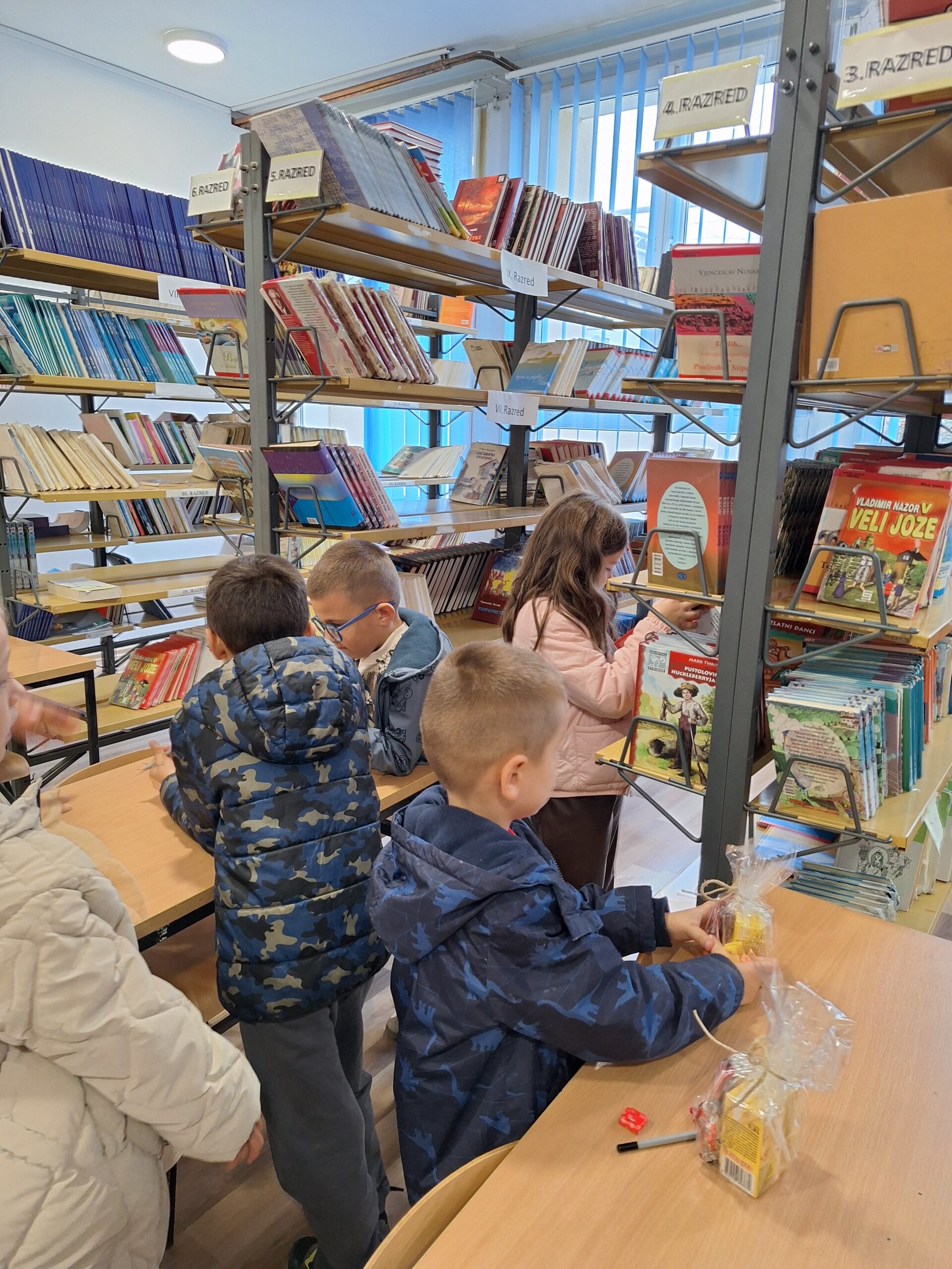 Posjet prvašića područnih škola Jare i Ljuti Dolac središnjoj školi u Biogracima